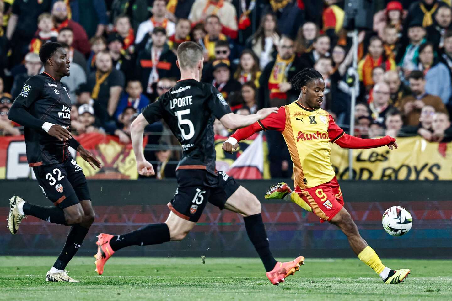Regarder la vidéo Ligue 1 : Lens s’impose contre Lorient, Montpellier échappe à la relégation en battant Toulouse