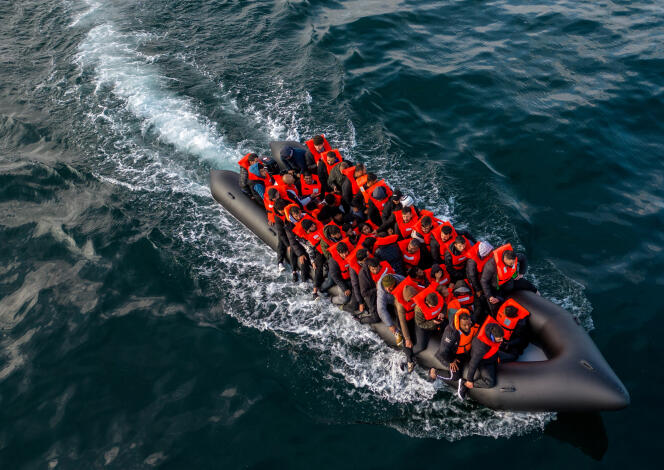 Un canot pneumatique transportant des migrants se dirige vers l’Angleterre dans la Manche, le 4 mai 2024.