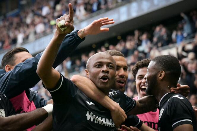 La joie des joueurs du Havre AC après le troisième but inscrit par André Ayew (centre), lors de la victoire contre le RC Strasbourg (3-1), samedi 4 mai 2024, au Stade-Océane.