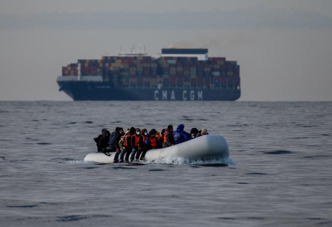 Un bateau de migrants tentant de rejoindre l'Angleterre en traversant la Manche, en mai 2024.