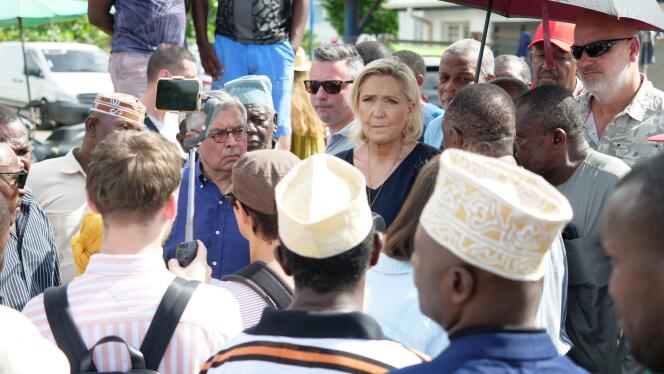 La presidenta del Rally Nacional, Marine Le Pen, durante su visita a la isla de Mayotte, en Mamoudzou, el 21 de abril de 2024.