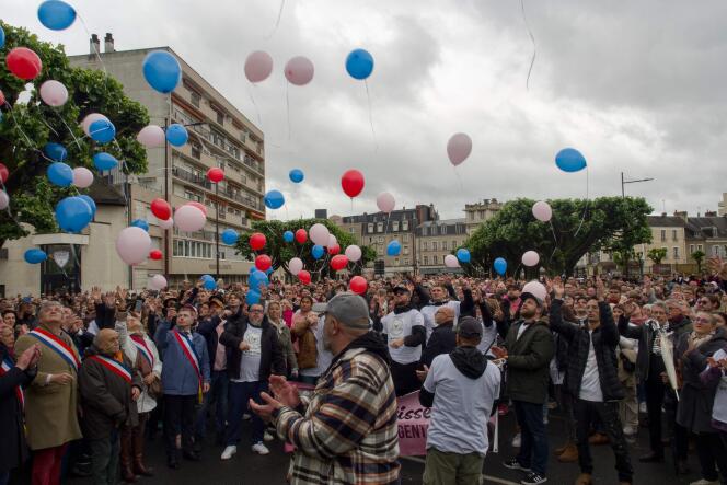 Se lanzan globos durante una marcha blanca en homenaje a Matisse, en Châteauroux, el 4 de mayo de 2024.