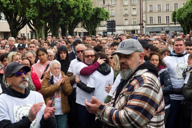 Le père de Matisse (au centre) réconforte une femme lors de la marche blanche, à Châteauroux, le 4 mai 2024. 