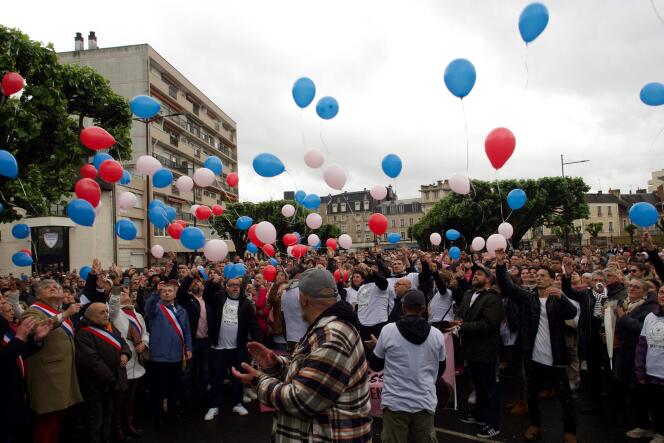 Lors d’une marche blanche en hommage à Matisse, 15 ans, mort après avoir été poignardé lors d’une altercation. A Châteauroux, le 4 mai 2024.