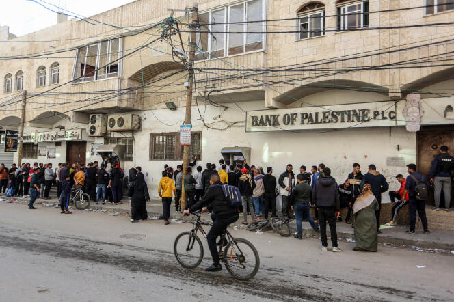 File d’attente devant le distributeur d’une agence de la Banque de Palestine, le 8 décembre 2023 à Gaza. 