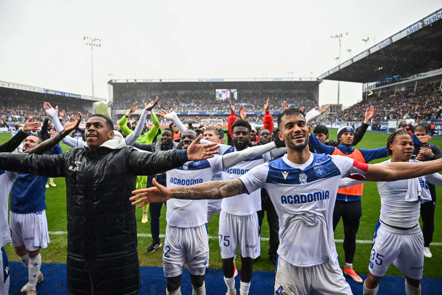 Regarder la vidéo Football : Auxerre valide sa montée en Ligue 1