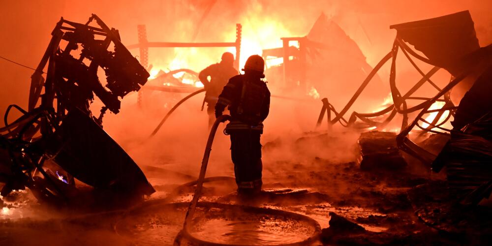 Des pompiers ukrainiens s’efforcent d’éteindre un incendie sur le site d’une attaque de drone contre des installations industrielles à Kharkiv, le 4 mai 2024.
