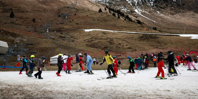 Des skieurs passent sur une piste de neige artificielle lors d’une douce journée d’hiver dans la station de ski de Barèges (Hautes-Pyrénées), le 21 février 2024.