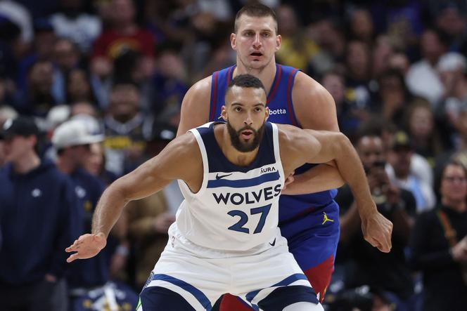 Rudy Gobert, pivot des Minnesota Timberwolves, au premier plan, lors d’un match contre les Denver Nuggets, à Denver (Colorado), aux Etats-Unis, le 4 mai 2024.