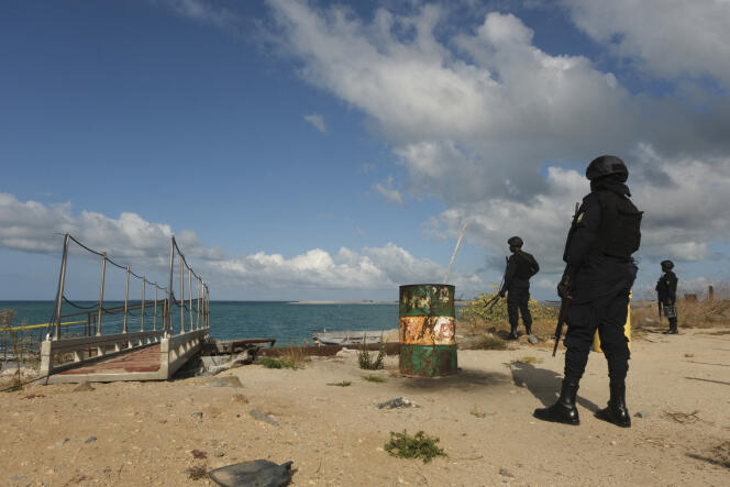 Des membres des forces de l’ordre rwandais surveillent le projet Mozambique LNG de TotalEnergies à Afungi, dans la province de Cabo Delgado, au Mozambique, le 29 septembre 2022. 