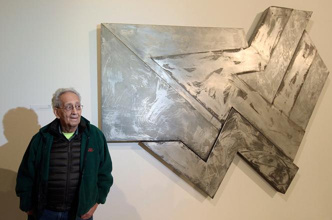 Frank Stella pose devant l’une de ses œuvres lors d’une exposition qui lui est consacrée, à Varsovie, le 18 février 2016.