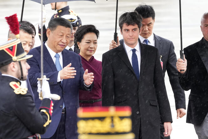 Xi Jinping, su esposa Peng Liyuan y Gabriel Attal, en el aeropuerto de Orly, 5 de mayo de 2024.