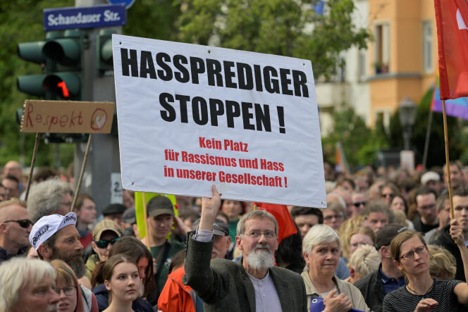 Une pancarte, avec les mots « Stop aux prêcheurs de haine, lors d'un rassemblement pour la démocratie et contre la violence contre Matthias Ecke, député européen social-démocrate, à Dresde (Allemagne), le 5 mai 2024.