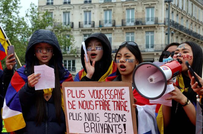 Más de mil tibetanos, uigures y chinos se manifestaron contra la visita a Francia del presidente chino Xi Jinping, en la Place de la République, en París, el 5 de mayo de 2024.