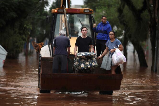 Personas son evacuadas de una zona inundada utilizando un minicargador en el barrio de Sao Geraldo en Porto Alegre, estado de Rio Grande do Sul, Brasil, el 4 de mayo de 2024. 
