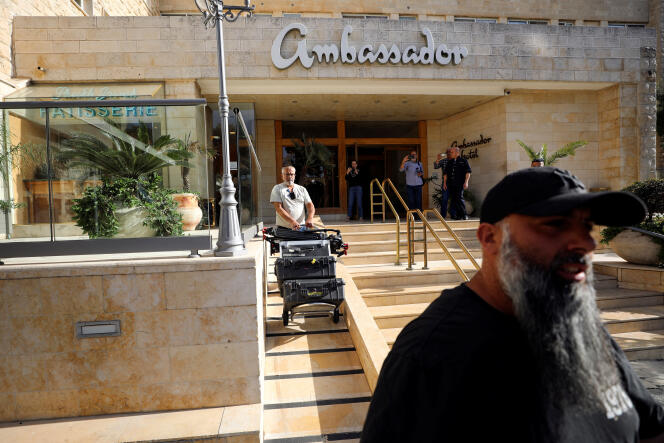 Du matériel audiovisuel de la chaîne d’information qatarie Al-Jazira est saisi par les services de sécurité israéliens, à l’hôtel Ambassador, à Jérusalem, le 5 mai 2024. 