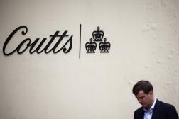 Devant le siège de la banque privée Coutts, à Londres, le 28 juillet 2023. 
