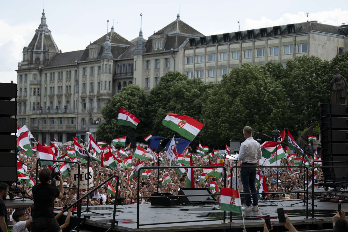 In Ungheria gli oppositori di Viktor Orban hanno manifestato attorno a Peter Magyar