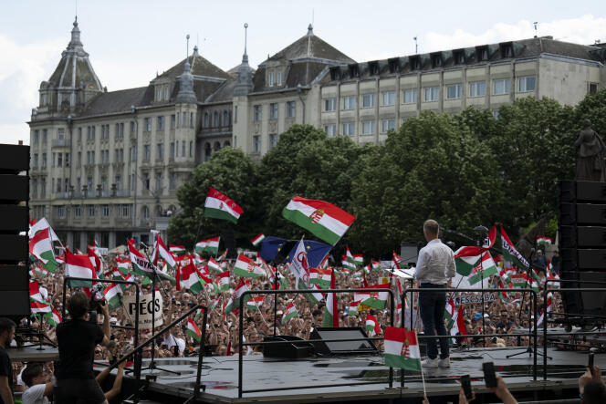 L'opposant Peter Magyar, lors d'un rassemblement anti-Orban à Debrecen, le 5 mai 2024 en Hongrie.
