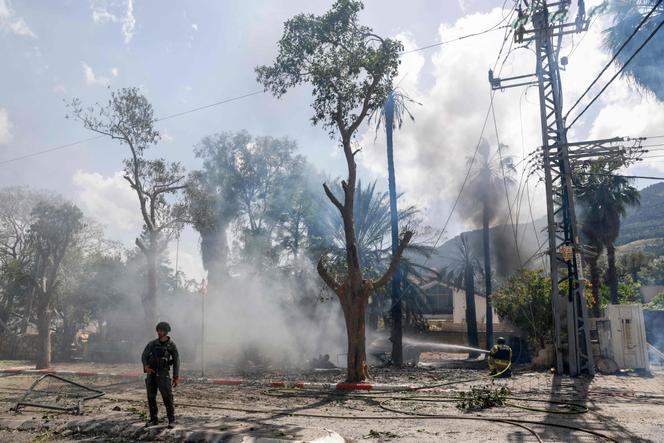 Les forces de sécurité et le personnel d'urgence se déploient sur un site touché par des roquettes tirées depuis le sud du Liban, dans la ville de Kiryat Shmona, au nord d'Israël, près de la frontière libanaise, le 5 mai 2024.