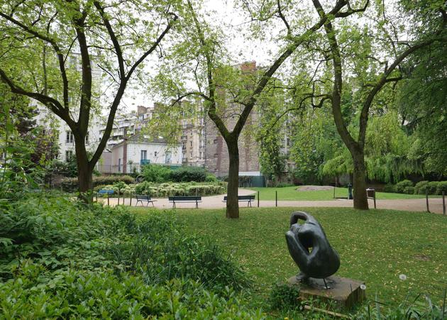 The "Volute" sculpture, by Jean Laniau, in the Square du Clos-Feuquières.