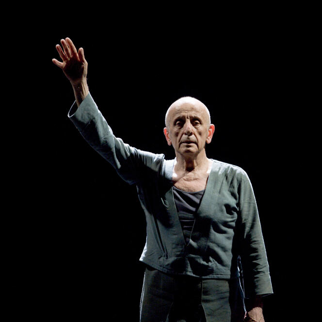 Dominique Dupuy, dans le spectacle « Le Regard par-dessus le col », au Théâtre national de Chaillot, à Paris, le 24 avril 2007.