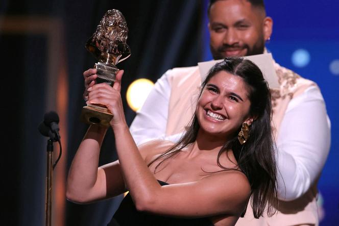 L’actrice Olivia Pavlou-Graham reçoit le Molière de la révélation féminine pour « 4 211 km » lors de la 35ᵉ cérémonie de remise des Molières, au théâtre des Folies-Bergère, à Paris, le 6 mai 2024.