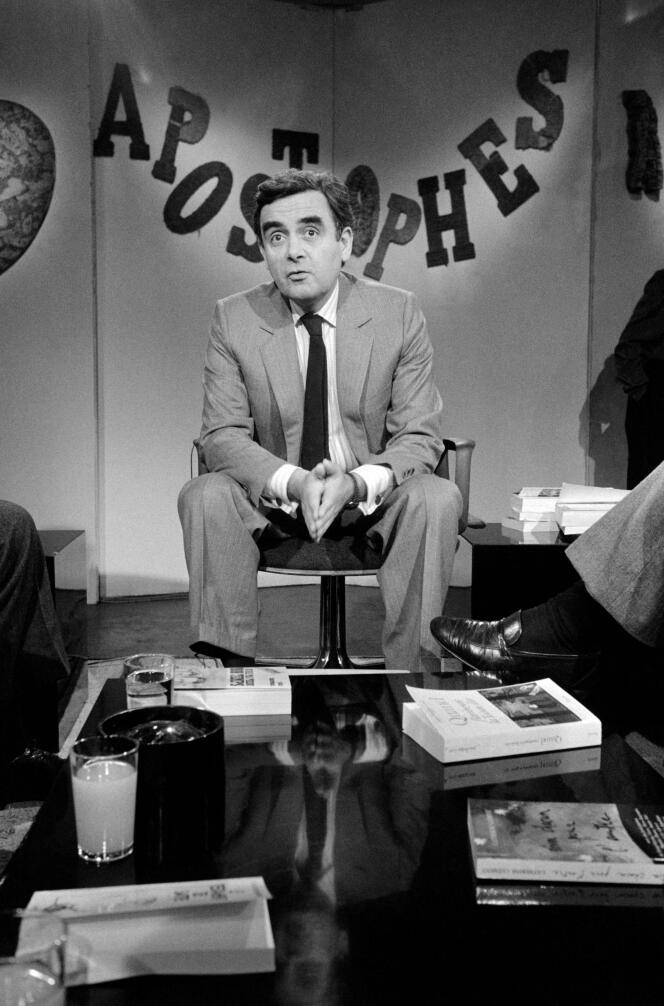 Bernard Pivot pose sur le plateau d’« Apostrophes » sur Antenne 2, le 15 octobre 1982, à Paris.