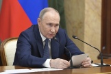 Le président russe Vladimir Poutine s’exprime lors d’une réunion avec les membres de son cabinet à Moscou, lundi 6 mai 2024. 