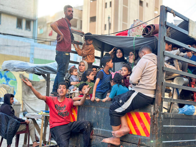 Los palestinos abandonan Rafah, en el sur de la Franja de Gaza, el 6 de mayo de 2024.