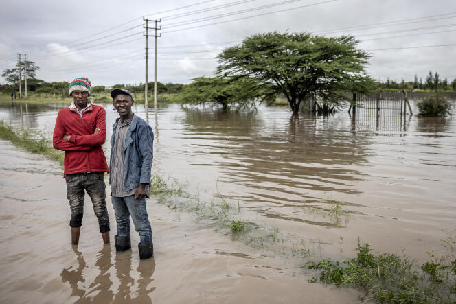 Des habitants de Kitengela, au Kenya, lors d’inondations, le 1ᵉʳ mai 2024.