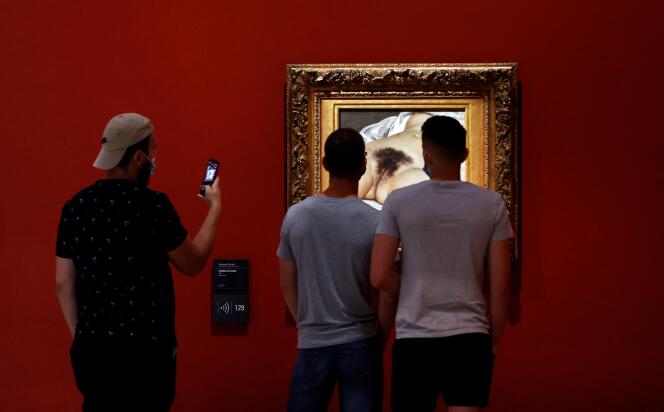 Des visiteurs devant « L’Origine du monde », de Gustave Courbet, au Musée d’Orsay, à Paris, le jour de sa réouverture, après le premier confinement, le 23 juin 2020.