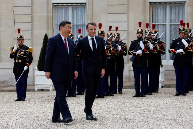 Le président français, Emmanuel Macron, accueille le président Xi Jinping à son arrivée pour une réunion au palais de l’Elysée à Paris dans le cadre de la visite d’Etat de deux jours du président chinois en France, le 6 mai 2024. 