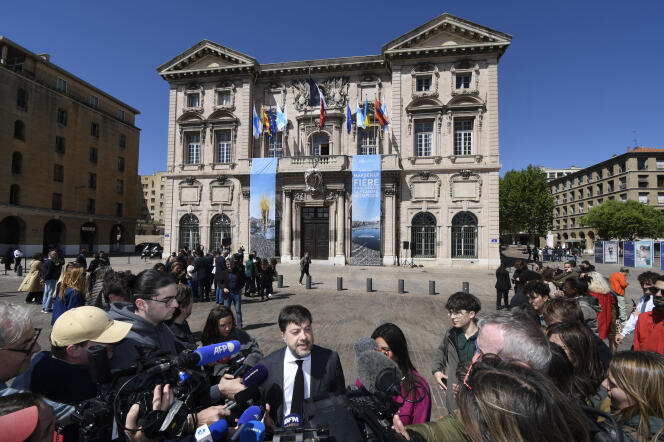 Benoît Payan, maire de Marseille, dévoile l’habillage de l’hôtel de ville pour les Jeux olympiques, le 16 avril 2024.