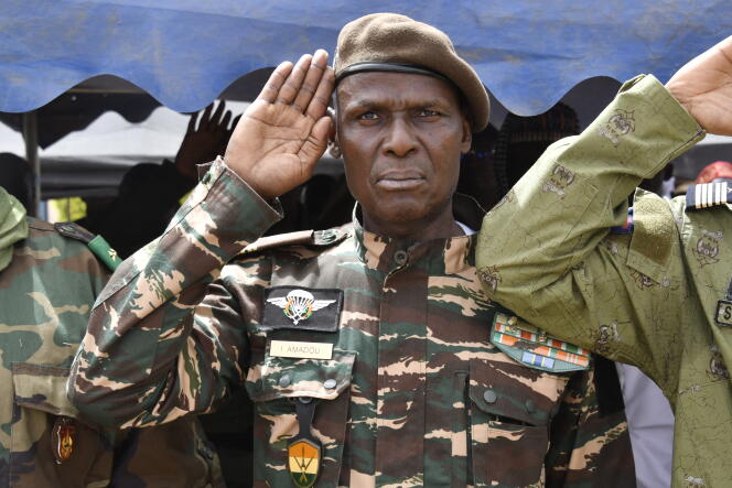 Le colonel Ibro Amadou, membre influent de la junte au Niger, lors d'une manifestation pour le départ immédiat des soldats de l'armée américaine déployés dans le nord du pays, à Niamey, le 13 avril 2024.