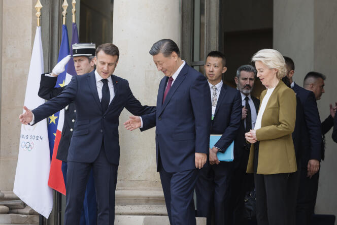 Le président de la République, Emmanuel Macron, raccompagne le président de la Republique populaire de Chine, Xi Jinping, avec la présidente de la Commission européenne, Ursula von der Leyen, au palais de l’Elysée, à Paris, le 6 mai 2024.