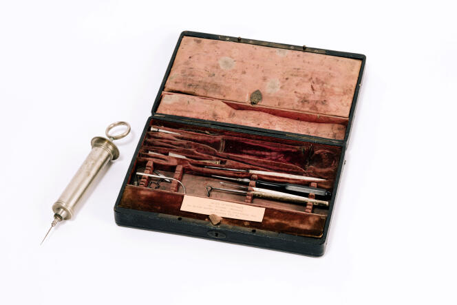 Une boîte d’instruments médicaux du milieu du XIXᵉ siècle.