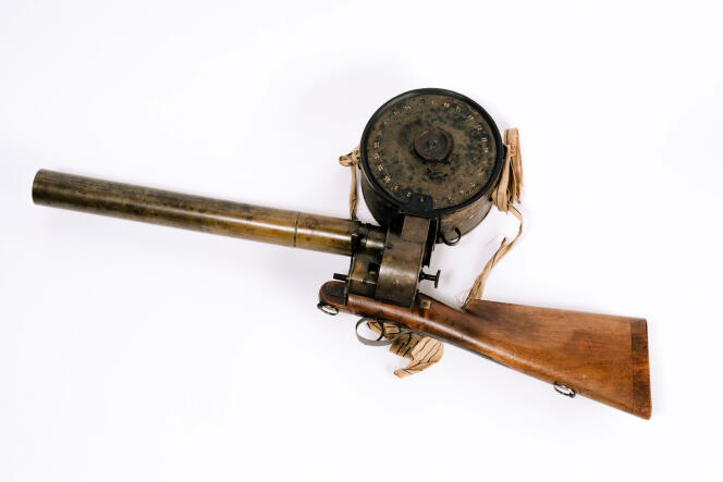 Le fusil photographique d’Etienne-Jules Marey avec sa cartouchière, vers 1882.