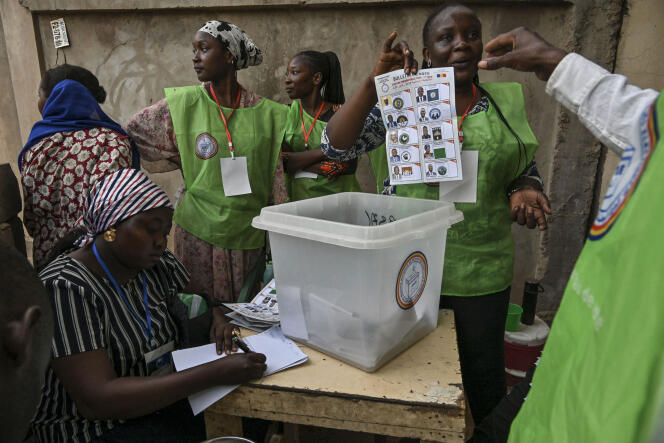 Des membres de l’Agence nationale de gestion des élections (ANGE), dans un bureau de vote de N’Djamena, lors du décompte des voix du scrutin présidentiel, le 6 mai 2024.