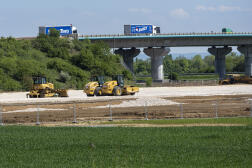 Chantier de construction d’une zone d’activité commerciale sur un ancien champ agricole, dans le Jura, en juin 2022.