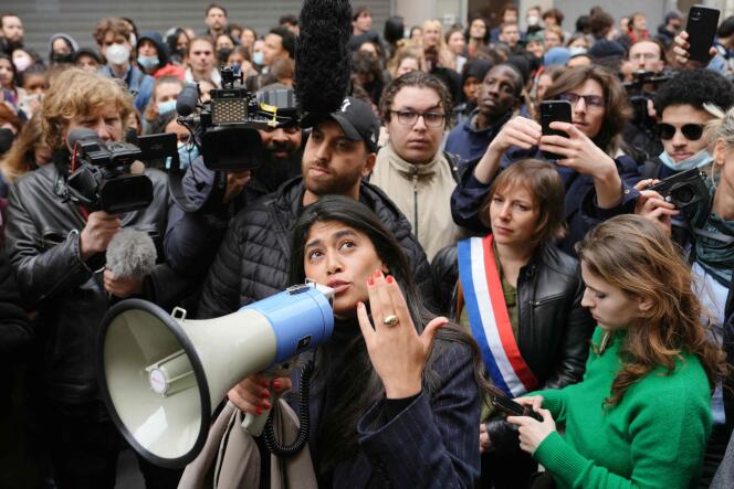 Rima Hassan devant l’Institut d’études politiques de Paris (Sciences Po Paris) alors que des étudiants occupent un bâtiment en soutien aux Palestiniens, à Paris le 26 avril 2024. 