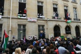 Des manifestants propalestiniens, devant l’entrée de Sciences Po Paris, le 26 avril 2024.