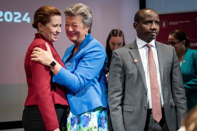 La première ministre danoise, Mette Frederiksen (à gauche), avec la commissaire européenne chargée des affaires intérieures et des migrations, Ylva Johansson, lors d’une conférence internationale sur les migrations, à Copenhague, le 6 mai 2024.