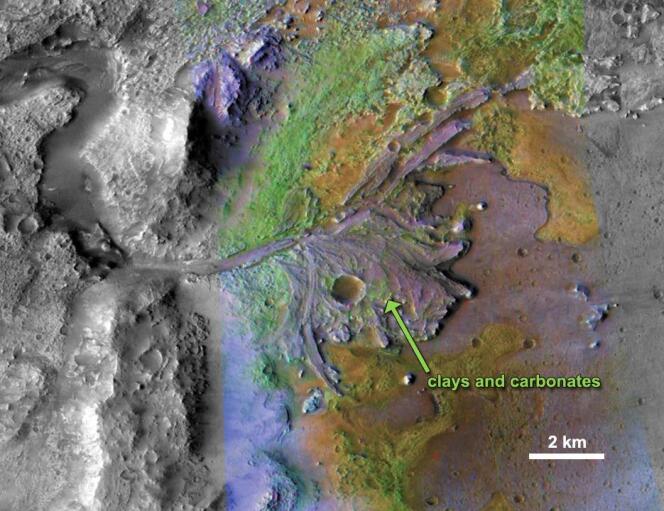 Sur Mars, l’eau a creusé des canaux et transporté des sédiments pour former des éventails et des deltas à l’intérieur des bassins lacustres. L’examen des données spectrales acquises depuis l’orbite montre que certains de ces sédiments contiennent des minéraux qui indiquent une altération chimique par l’eau. Ici, dans le delta du cratère Jezero, les sédiments contiennent des argiles et des carbonates. L’image combine des informations provenant de deux instruments de la sonde Mars Reconnaissance Orbiter de la NASA, le Compact Reconnaissance Imaging Spectrometer for Mars et la Context Camera.