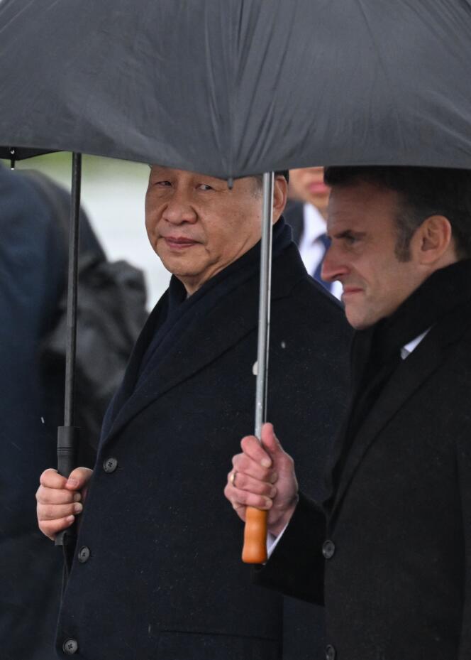 Le président chinois, Xi Jinping, et Emmanuel Macron, à l’aéroport de Tarbes, le 7 mai 2024.