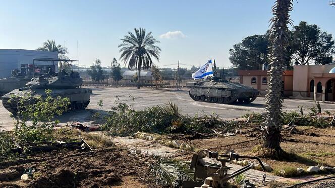 Les chars de l’équipe de combat de la 401e Brigade entrent du côté palestinien du poste frontière de Rafah entre Gaza et l’Égypte, dans le sud de la bande de Gaza, le 7 mai 2024. Photo diffusée par l’armée israélienne.
