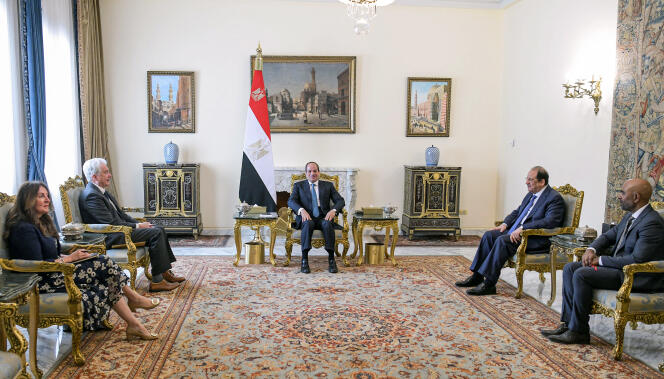 Le président égyptien Abdel Fattah Al-Sissi (au centre), accompagné du chef du renseignement, le général Abbas Kamel (deuxième à droite), rencontre le directeur de la CIA William Burns (deuxième à gauche) et l'ambassadeur américain au Caire, Herro Mustafa Garg (à gauche), à le palais présidentiel du Caire, le 7 avril 2024.