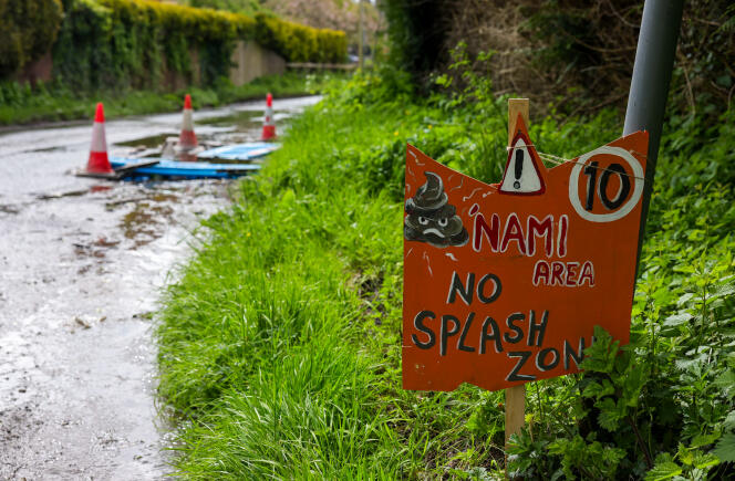 « Interdit d’éclabousser » : panneau près d’un site de déversement d’eaux de surface et d’eaux usées, dans le village de Hampstead Norreys, au Royaume-Uni, le 24 avril 2024.