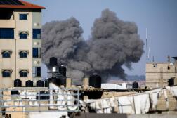 De la fumée due à des frappes israéliennes à Rafah, dans le sud de la bande de Gaza, le 7 mai 2024.