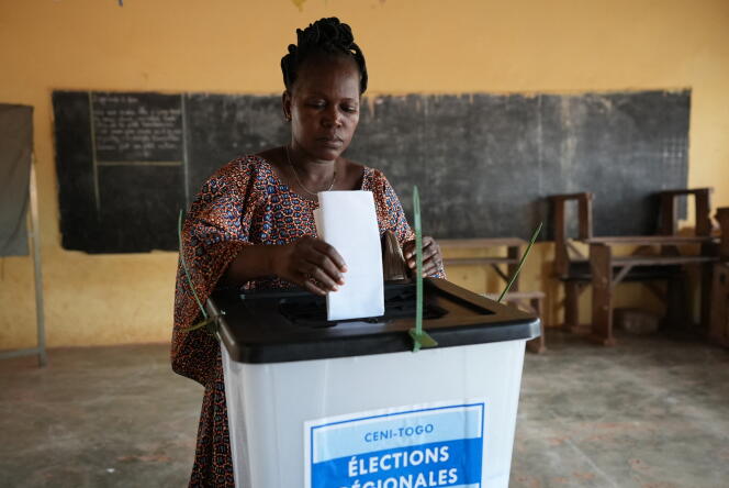 Dans un bureau de vote à Lomé, au Togo, le 29 avril 2024.